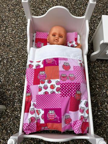 Poppenbed, nachtkastje en poppenstoel in zeer goede staat beschikbaar voor biedingen