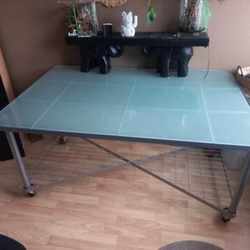 Bureau met veiligheids glazen blad.