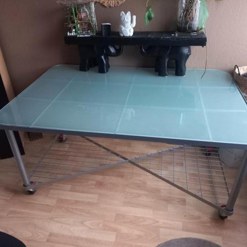 Bureau met veiligheids glazen blad., Huis en Inrichting, Bureaus, Zo goed als nieuw, Ophalen
