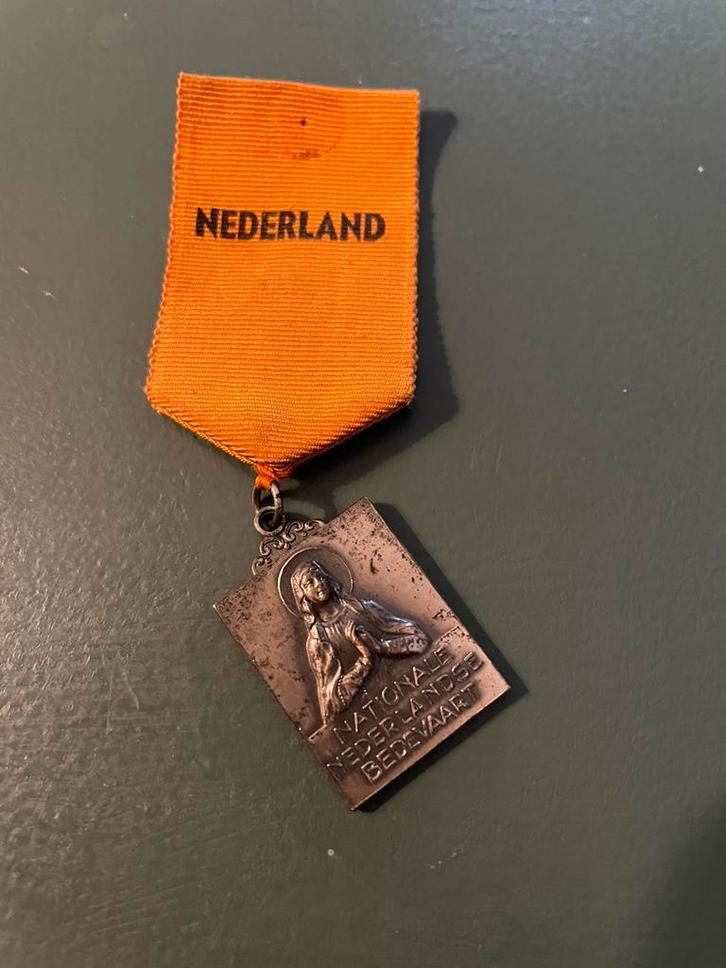 Uit erfenis van priester verschillende religieuze speldjes, Verzamelen, Religie, Gebruikt, Christendom | Katholiek, Sieraad, Ophalen of Verzenden