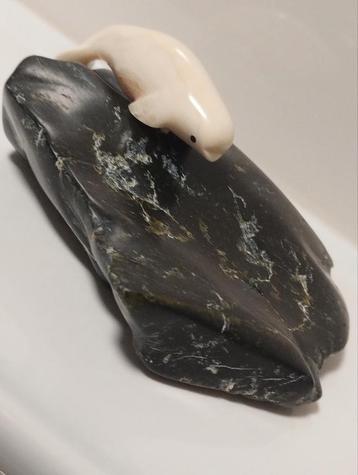 Vintage Inuit handgesneden marmer en serpentijn Beluga beschikbaar voor biedingen