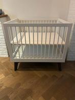 Kidsmill Sixties Box - Walnoten Poten, Kinderen en Baby's, Boxen, Ophalen, Gebruikt, Vierkant, In hoogte verstelbaar