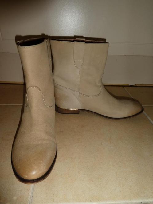Cellini enkellaarzen maat 39 beige zandkleurig NIEUWSTAAT, Kleding | Dames, Schoenen, Zo goed als nieuw, Lage of Enkellaarzen