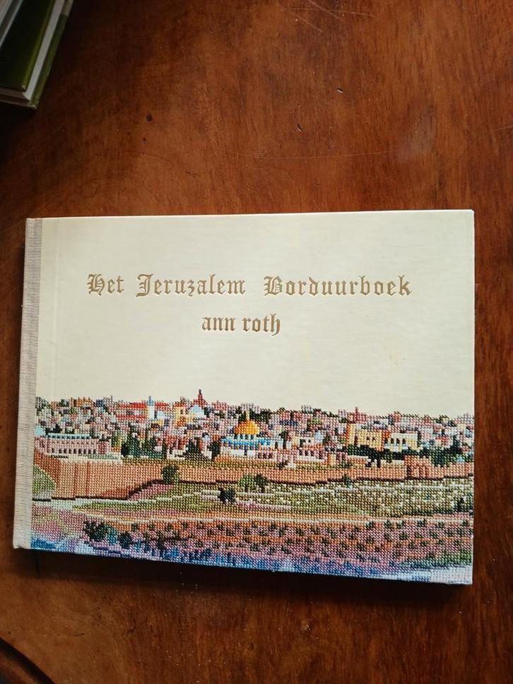 WD015 Het Jerusalem Borduurboek - Ann Roth, Boeken, Hobby en Vrije tijd, Zo goed als nieuw, Borduren en Naaien, Ophalen of Verzenden