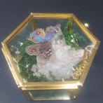 Prachtige bergkristal met vlinder in glazen doosje, Ophalen of Verzenden, Zo goed als nieuw