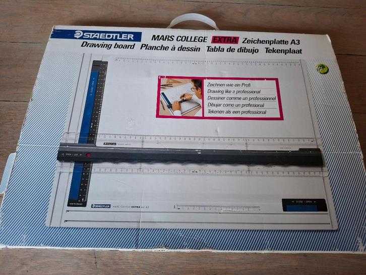Staedler tekenbord A3 in doos met rol Calqueerpapier, Doe-het-zelf en Verbouw, Tekentafels, Gebruikt, Minder dan 130 cm, Ophalen