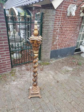 Antieke vergulde houten staande schemerlamp ca. 1900. beschikbaar voor biedingen