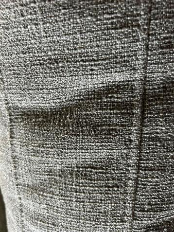 Ruime grijze 4-persoons bank met hoofdsteunen beschikbaar voor biedingen