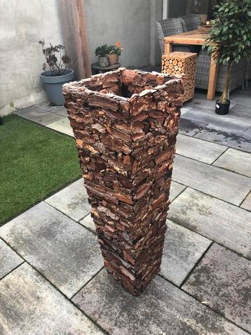 Unieke handgemaakte houten vaas met schors beschikbaar voor biedingen
