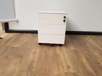 Metalen ladeblok (wit) beschikbaar voor biedingen