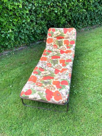 Retro ligbed/stretcher met dik gebloemd kussen beschikbaar voor biedingen