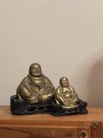 Twee bronzen lachende Boeddha's met houten zitvlak., Verzenden