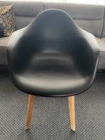 4 kuipstoelen zwart met houten poten, Ophalen, Kunststof, Zwart, Zo goed als nieuw