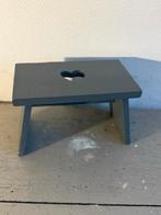 Grijs houten krukje met hartje, Gebruikt, Ophalen of Verzenden, Grijs, Minder dan 25 cm