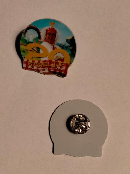 Avonturenpark Hellendoorn 20 jaar Kareltje pin logo park, Verzamelen, Speldjes, Pins en Buttons, Zo goed als nieuw, Verzenden