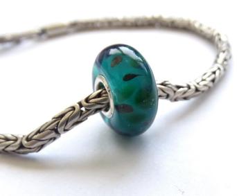 Handgemaakte Turquoise Pandora-stijl glasbedel met vlekken beschikbaar voor biedingen
