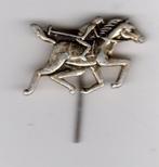 Speldje POLOSPELER TE PAARD RUITER KORTERE SPELD (A2), Verzamelen, Speldjes, Pins en Buttons, Verzenden, Gebruikt, Overige onderwerpen
