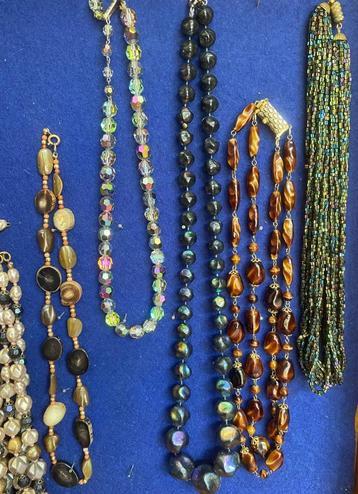 Vintage hals kettingen o.a. half edelsteen en zaadkralen  beschikbaar voor biedingen