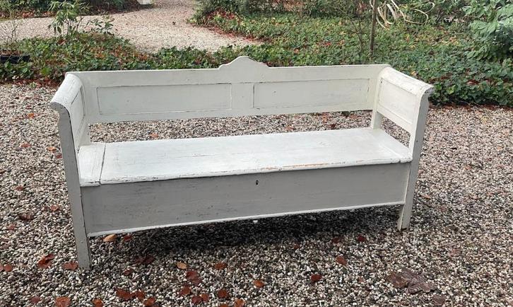 Trendy whitewash kerkbank, Huis en Inrichting, Banken | Bankstellen, Gebruikt, Driepersoons, 150 tot 200 cm, Minder dan 75 cm