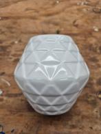 Hema Vaasje Relief - Oude Collectie, Wit, Aardewerk of Porselein, Ophalen of Verzenden, Zo goed als nieuw