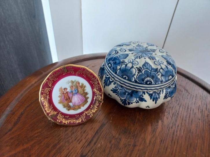 Porseleinen bakje en schoteltje, Antiek en Kunst, Antiek | Keramiek en Aardewerk, Ophalen of Verzenden