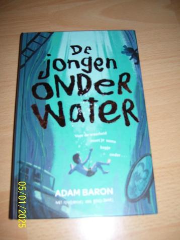 De jongen onder water beschikbaar voor biedingen