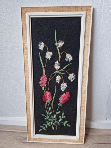 Vintage Geborduurde Wanddecoratie Bloemmotief beschikbaar voor biedingen