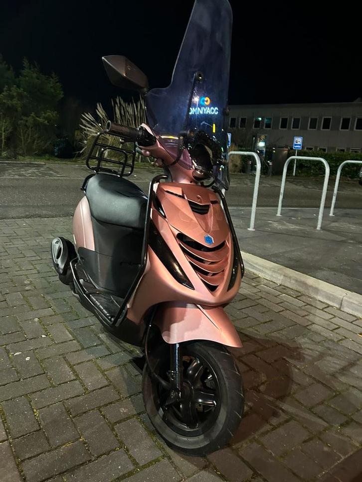 Zip 4t roze, Fietsen en Brommers, Scooters | Piaggio, Gebruikt, Zip, Maximaal 45 km/u, Benzine, Ophalen
