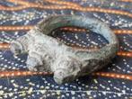 Antieke Oosterse ring van brons met drie stupa's 3,3 cm., Antiek en Kunst, Kunst | Niet-Westerse kunst, Ophalen of Verzenden