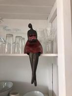 Mooi beeldje van zittende vrouw met bloemen, Antiek en Kunst, Kunst | Beelden en Houtsnijwerken, Ophalen of Verzenden