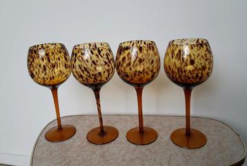 Wijnglazen, oker kleurig glas bruine vlekjes, luipaardprint beschikbaar voor biedingen