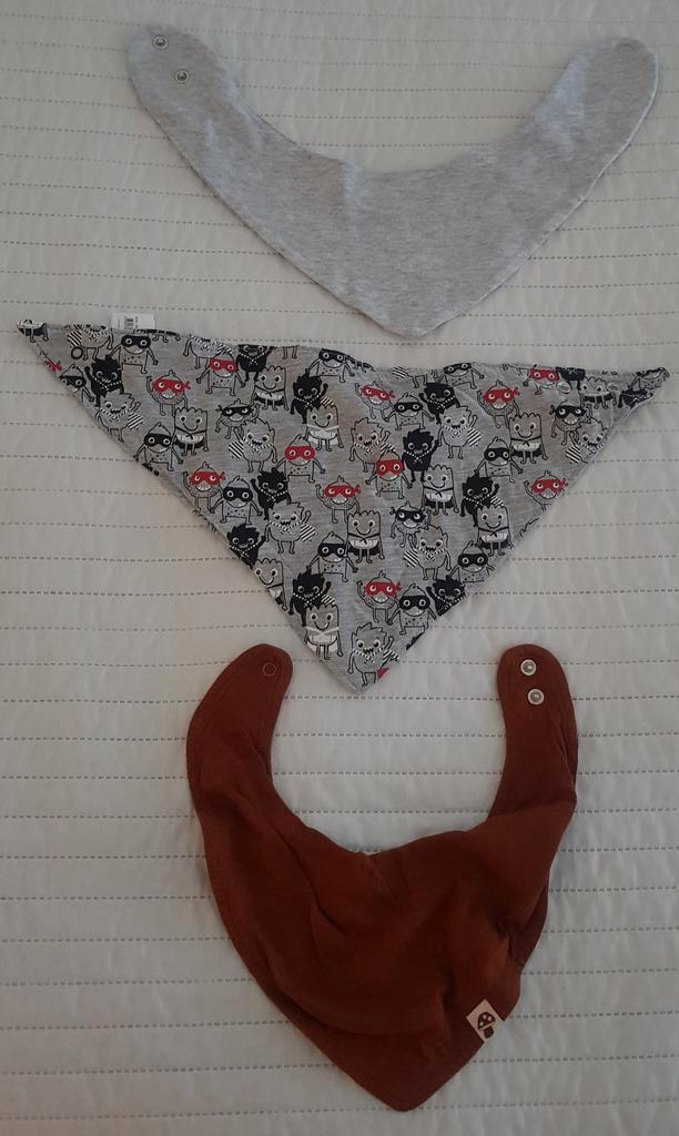 Puntsjaaltje slabbetjes 3 x grijs bruin baby kleding, Kinderen en Baby's, Babymode-accessoires, Zo goed als nieuw, Verzenden