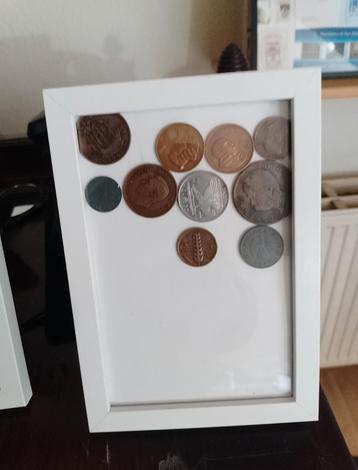 Ingelijste verzameling 10diverse munten +1munt King&Emperor beschikbaar voor biedingen