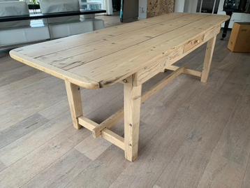 Houten eettafel met kaasplanken, oude stoffentafel beschikbaar voor biedingen