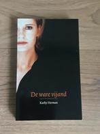 'De ware vijand', Kathy Herman, serie Sophie Trace, NIEUW, Ophalen of Verzenden, Nieuw, Kathy Herman