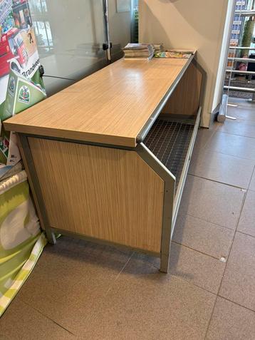 Inpaktafel met opslagrek beschikbaar voor biedingen