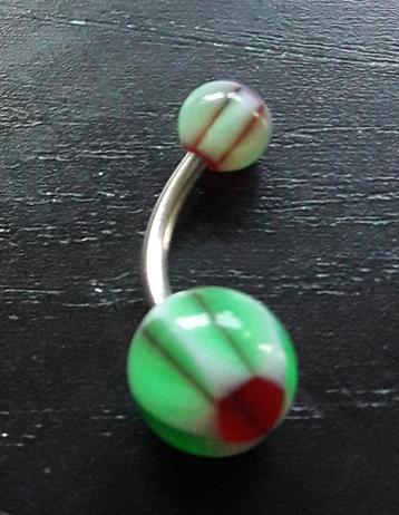 Leuke groen met rode sterretjes navelpiercing (banana bell) beschikbaar voor biedingen