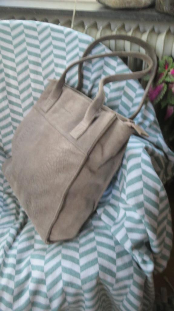District, grijze suede leren tas, shopper, 33x32x8cm, Sieraden, Tassen en Uiterlijk, Tassen | Damestassen, Zo goed als nieuw, Shopper