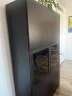 Zwarte vitrinekast, Huis en Inrichting, Kasten | Vitrinekasten, Ophalen, 50 tot 100 cm, Zo goed als nieuw, 150 tot 200 cm