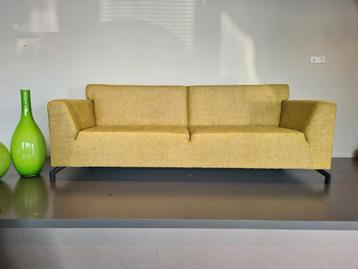 Uitverkoop! Montèl 2-zitsbank geel met 60% korting beschikbaar voor biedingen