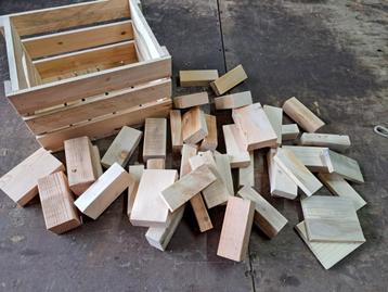 houten kist met blokken beschikbaar voor biedingen