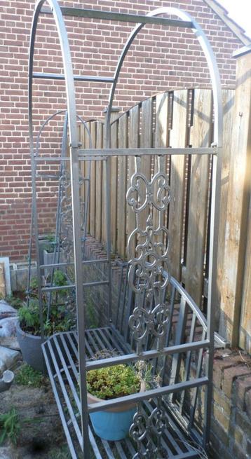 Tuinbank met rozenboog / prieel OPKNAPPER of TER DECORATIE beschikbaar voor biedingen