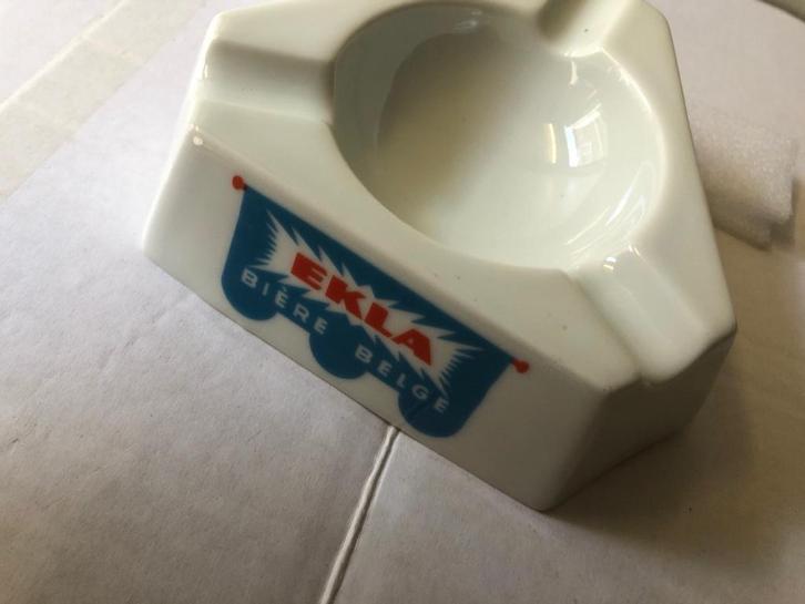 Een oude, vintage porseleinen asbak van Ekla bier uit België, Verzamelen, Biermerken, Zo goed als nieuw, Overige typen, Overige merken
