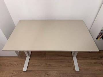 In hoogte verstelbaar zit-sta bureau.