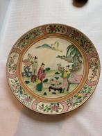 Famille Rose bord met figuren, Antiek en Kunst, Ophalen of Verzenden