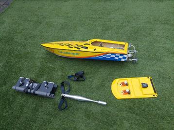 RC speedboat met Zenoah benzine motor beschikbaar voor biedingen