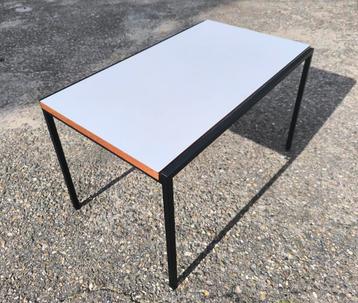 Strakke vintage jaren 60 pastoe salontafel  beschikbaar voor biedingen