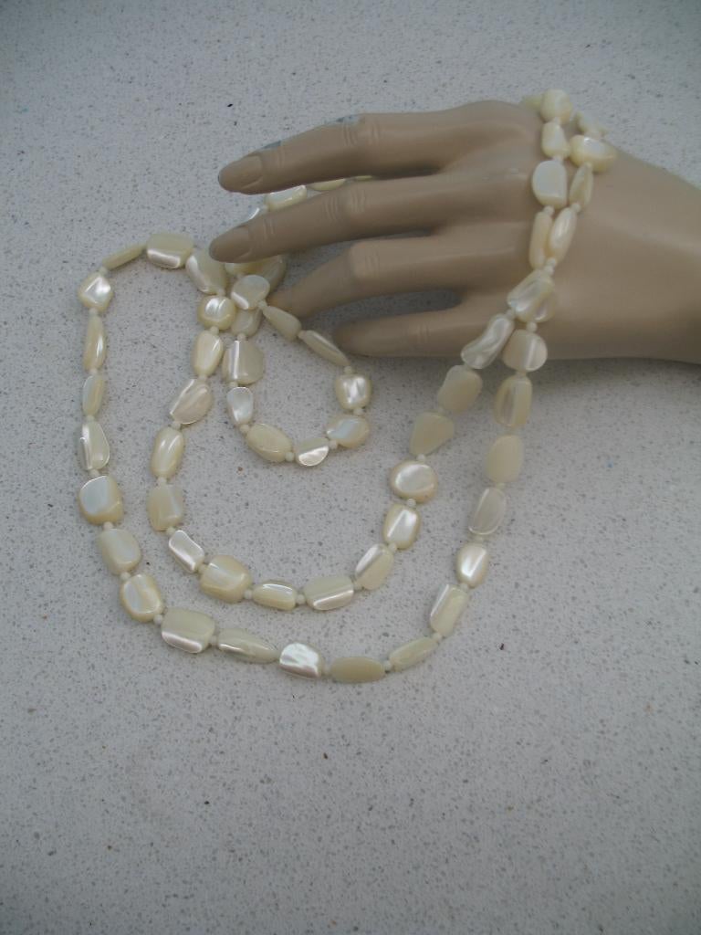 Lange Ketting Kralen Parelmoer Roomkleur Vintage, Sieraden, Tassen en Uiterlijk, Antieke sieraden, Ophalen of Verzenden, Overige materialen