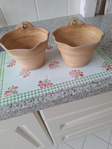 Plantenpotjes voor aan de muur met oog beschikbaar voor biedingen