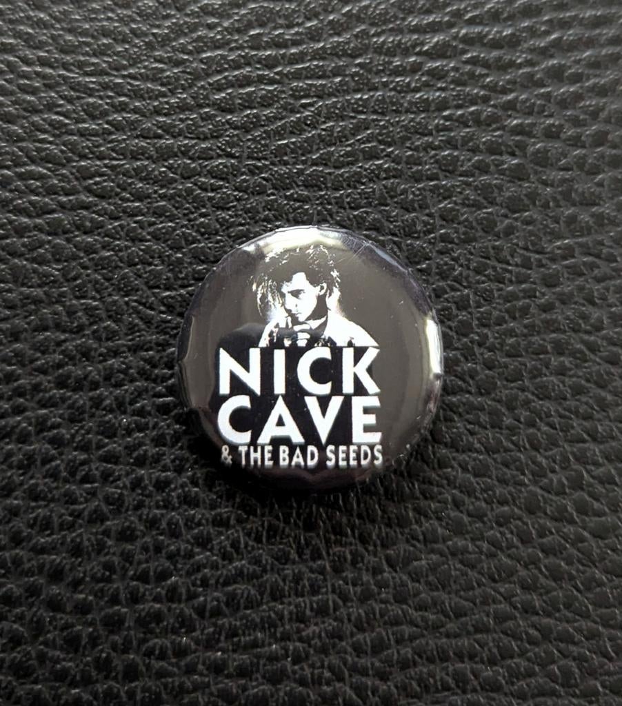 Nick Cave & The Bad Seeds – 25 mm button – zwart wit, Verzamelen, Ophalen of Verzenden
